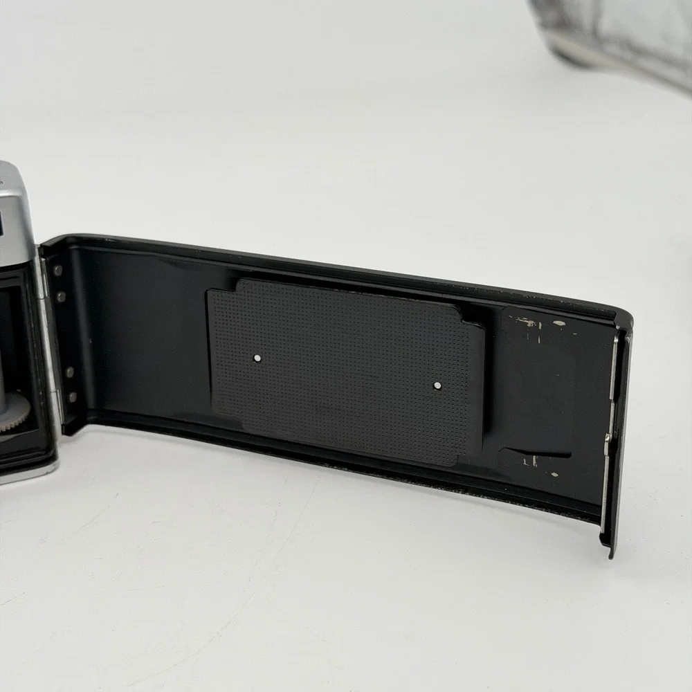 Minolta SRT 202 35mm SLR Film Camera Body Silver Black Vintage 2396308